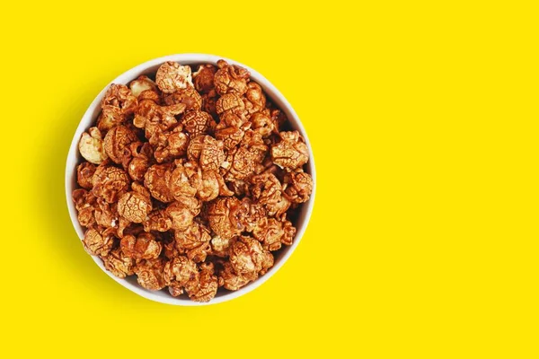 Čokoládový Karamel Sladký Popcorn Bílé Míse Izolované Žlutém Pozadí Výstřižkem — Stock fotografie