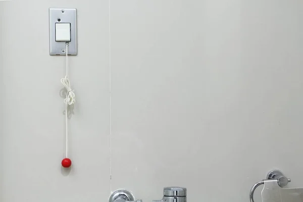 Hemşire Hasta Için Tuvalet Çağırır Ipi Çeker Yardım Için Düğmeye — Stok fotoğraf