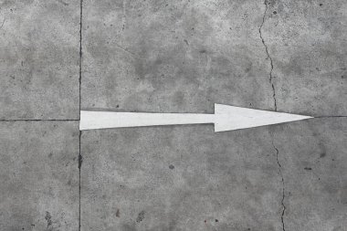 Beton yolda trafik yönü çizilmiş. Düz ileri ok.