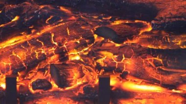 Yakıcı ateşe yakın..