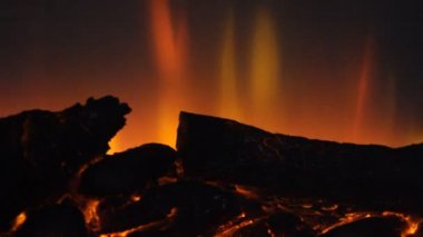 Yakıcı ateşe yakın..