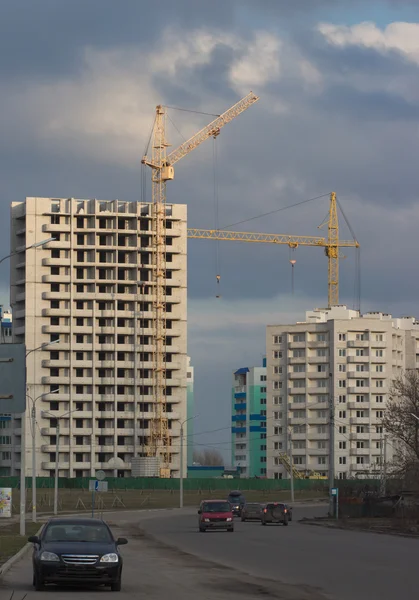 Uvnitř místo pro mnoho vysokých nedokončené stavby a jeřáby — Stock fotografie