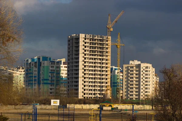 Lugar interior para muchos edificios altos en construcción y grúas —  Fotos de Stock