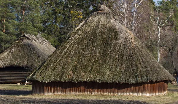 Gamla traditionella Ukrainen lada eller shack under blå himmel — Stockfoto