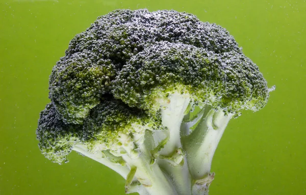Broccoli Freschi Con Gocce Acqua Isolate Fondo Verde — Foto Stock