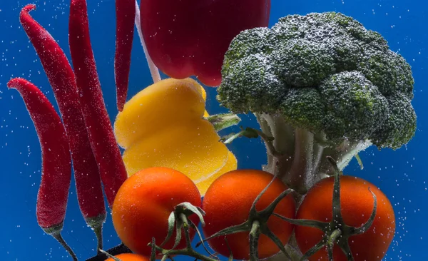 生有機野菜の水滴を使った組成物 — ストック写真