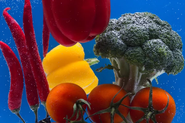 Damlaları Ile Çeşitli Çiğ Organik Sebzeler Ile Kompozisyon — Stok fotoğraf