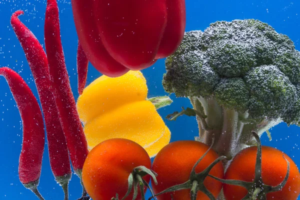 生有機野菜の水滴を使った組成物 — ストック写真
