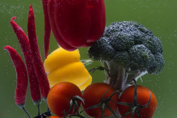 Komposition Mit Sortiertem Rohem Bio Gemüse Mit Wassertropfen — Stockfoto
