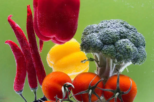 Komposition Mit Sortiertem Rohem Bio Gemüse Mit Wassertropfen — Stockfoto