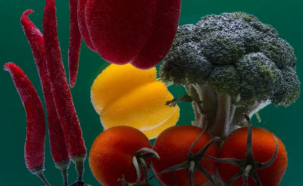 Composición Con Verduras Orgánicas Crudas Variadas Con Gotas Agua — Foto de Stock