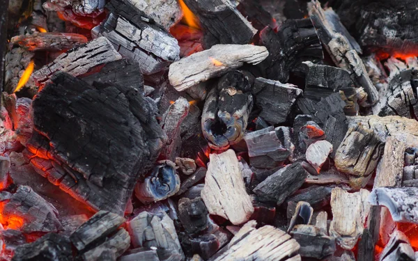 Grande carvão quente após o fogo — Fotografia de Stock