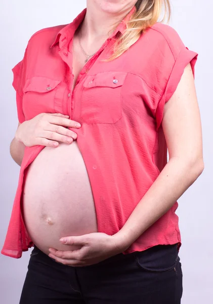 Крупним планом милий вагітний живіт — стокове фото