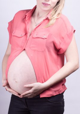 Kırmızı ile hamile kadının göbek