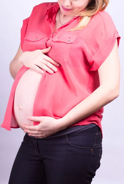 Brzuch w ciąży kobiety z czerwonym — Zdjęcie stockowe
