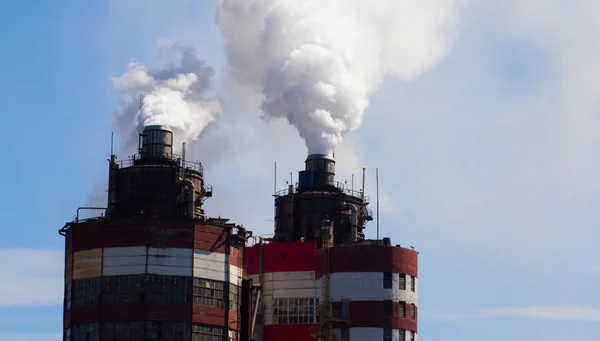 Humo industrial de la chimenea en el cielo azul — Foto de Stock