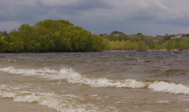 Rüzgarlı bir günde Dnepr Nehri