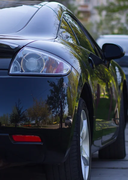 Rückansicht eines Luxusautos mit natürlicher Reflexion der Natur — Stockfoto