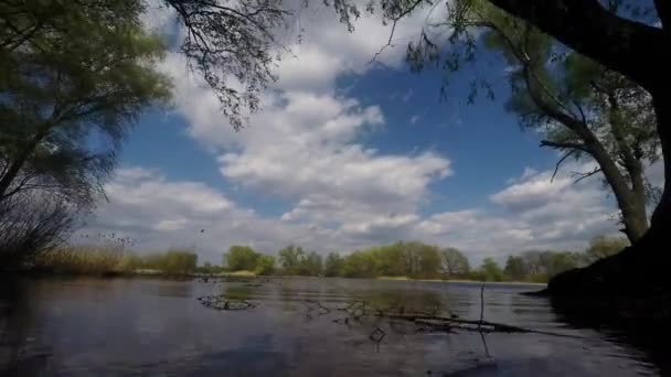 Nubes reflejándose en el río. Vueltas de tiempo — Vídeos de Stock