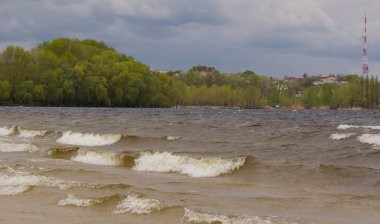 Rüzgarlı bir günde Dnepr Nehri
