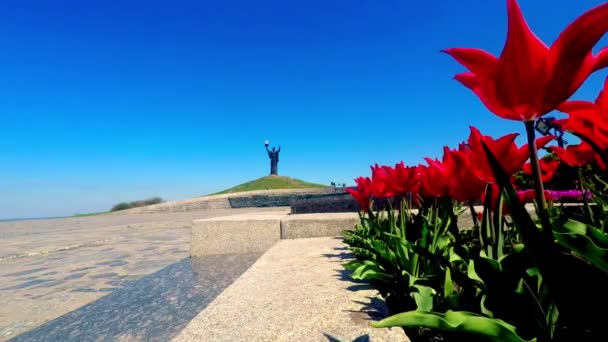 O monumento da Pátria chama em Mamayev Kurgan complexo memorial em Cherkasy, Ukrsine . — Vídeo de Stock