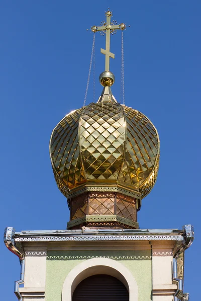 Goldene Kuppel der Kirche. — Stockfoto