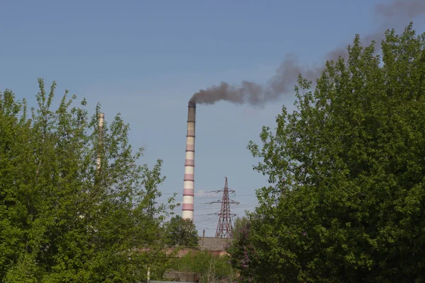 Fábrica con pilas de humo industrial en la naturaleza — Foto de Stock