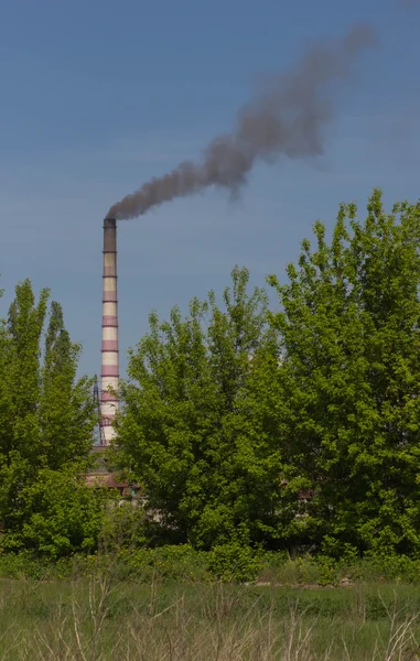 自然に産業煙を出している工場 — ストック写真