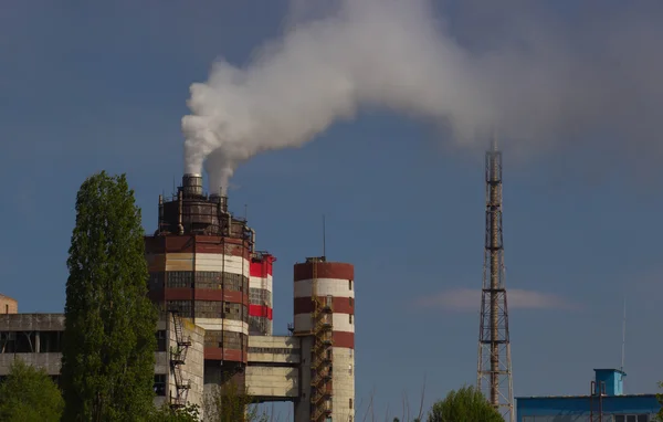 Fábrica con pilas de humo industrial en la naturaleza — Foto de Stock