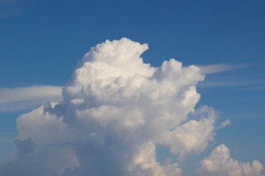 Bulutlarla dolu mavi gökyüzü. tops dondurma