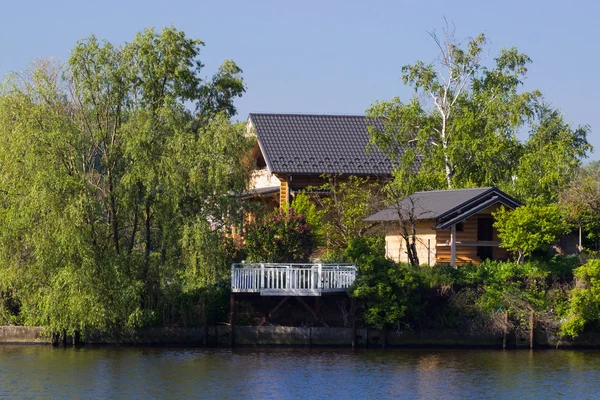 Piękny Drewniany Dom Pobliżu Rzeki Dniepr — Zdjęcie stockowe