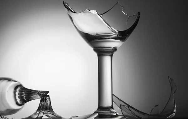 割れたワイングラス割れた皿 ガラス片 — ストック写真