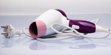 Beyaz arka plan üzerinde fön