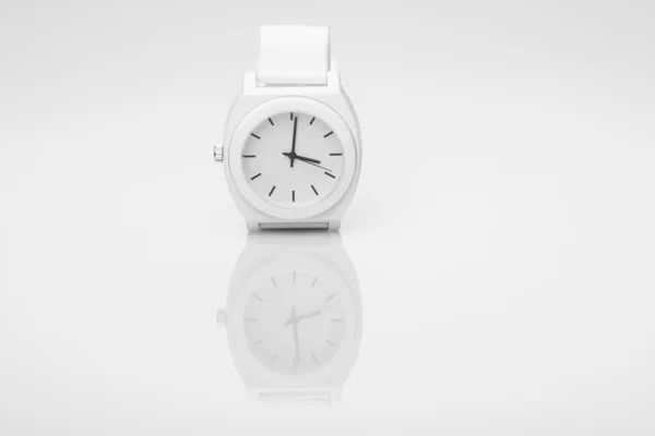 Reloj Blanco Sobre Fondo Blanco — Foto de Stock