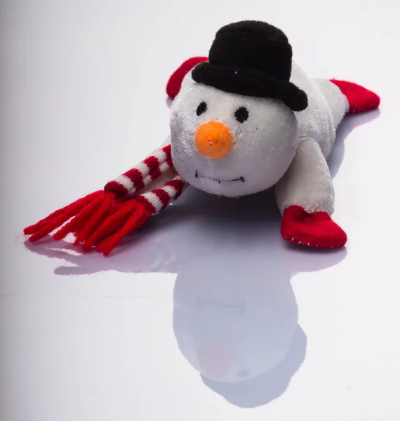 赤いスカーフオン白い背景を持つ幸せな雪だるま — ストック写真
