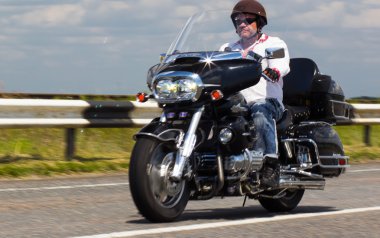 Cherkassy, Ukrayna- 4 Haziran 2016: Motosikletli bisikletçi. Bisikletçilerin Buluşması Motofestival Tarasova Dağı Cherkassy.