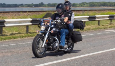 Cherkassy, Ukrayna- 4 Haziran 2016: Motosikletli bisikletçi. Bisikletçilerin Buluşması Motofestival Tarasova Dağı Cherkassy.