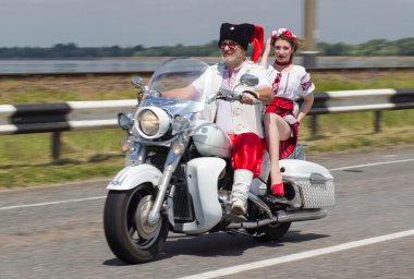 Cherkassy, Ukrayna- 4 Haziran 2016: Motosikletli bisikletçi. Bisikletçilerin Buluşması Motofestival Tarasova Dağı Cherkassy.
