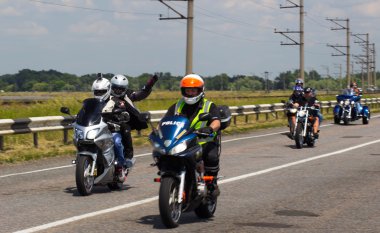 Cherkassy, Ukrayna- 4 Haziran 2016: Motosikletli bisikletçi. Bisikletçilerin Buluşması Motofestival Tarasova Dağı Cherkassy.