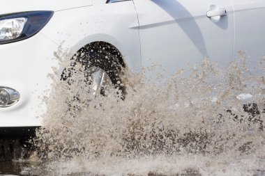 Cherkassy, Ukrayna - 5 Haziran 2016: araba sürüş su dolu bir yolda ağır yağmur, Cherkassy kaynaklanan bir sel sırasında.
