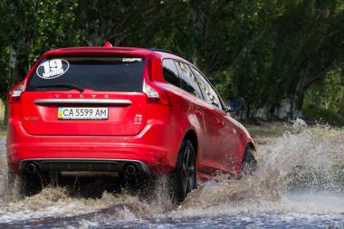 Cherkassy, Ukrayna - 5 Haziran 2016: araba sürüş su dolu bir yolda ağır yağmur, Cherkassy kaynaklanan bir sel sırasında.