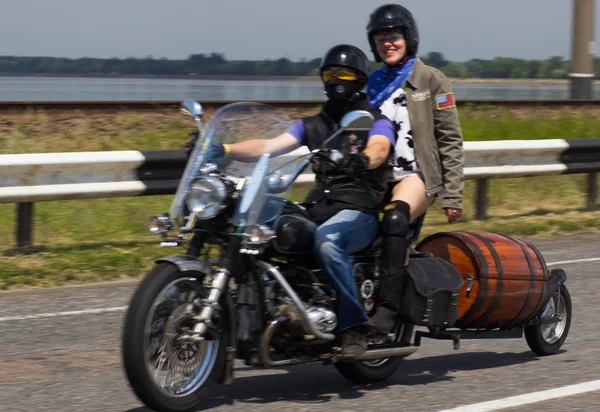 ⬇ Скачать Картинки Bira Ile Mutlu Motorcu, Стоковые Фото Bira Ile.