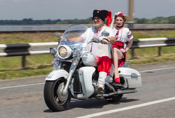 Cherkassy, Ukrayna- 4 Haziran 2016: Motosikletli bisikletçi. Bisikletçilerin Buluşması Motofestival Tarasova Dağı Cherkassy.