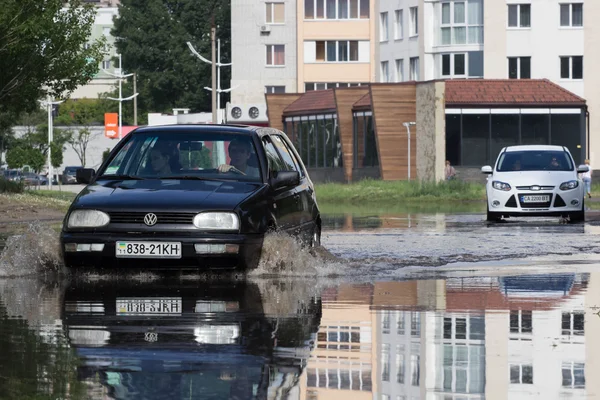 Cherkassy Ucrania Junio 2016 Coches Conduciendo Por Una Carretera Inundada — Foto de Stock