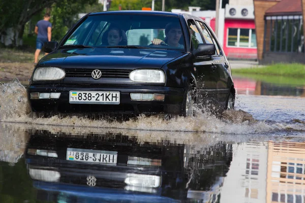 Tscherkassy Ukraine Juni 2016 Autos Fahren Auf Einer Überfluteten Straße — Stockfoto