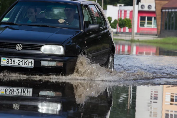 Cherkassy Ukrajna 2016 Június Autók Vezetési Elöntött Úton Során Árvíz — Stock Fotó