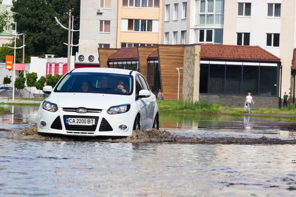 Cherkassy Ukrajna 2016 Június Autók Vezetési Elöntött Úton Során Árvíz — Stock Fotó