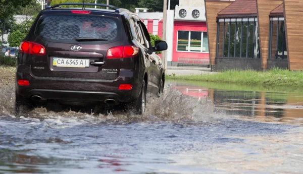 Cherkassy Ukrajna 2016 Június Autók Vezetési Elöntött Úton Során Árvíz — Stock Fotó