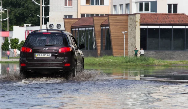 Cherkassy Ucrania Junio 2016 Coches Conduciendo Por Una Carretera Inundada — Foto de Stock