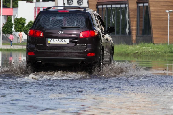 Cherkassy Ukrajna 2016 Június Autók Vezetési Elöntött Úton Során Árvíz — Stock Fotó